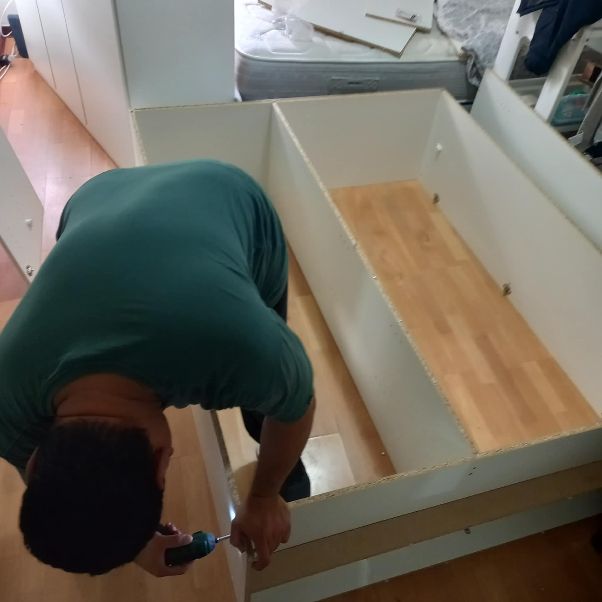 Profissional a montar cama