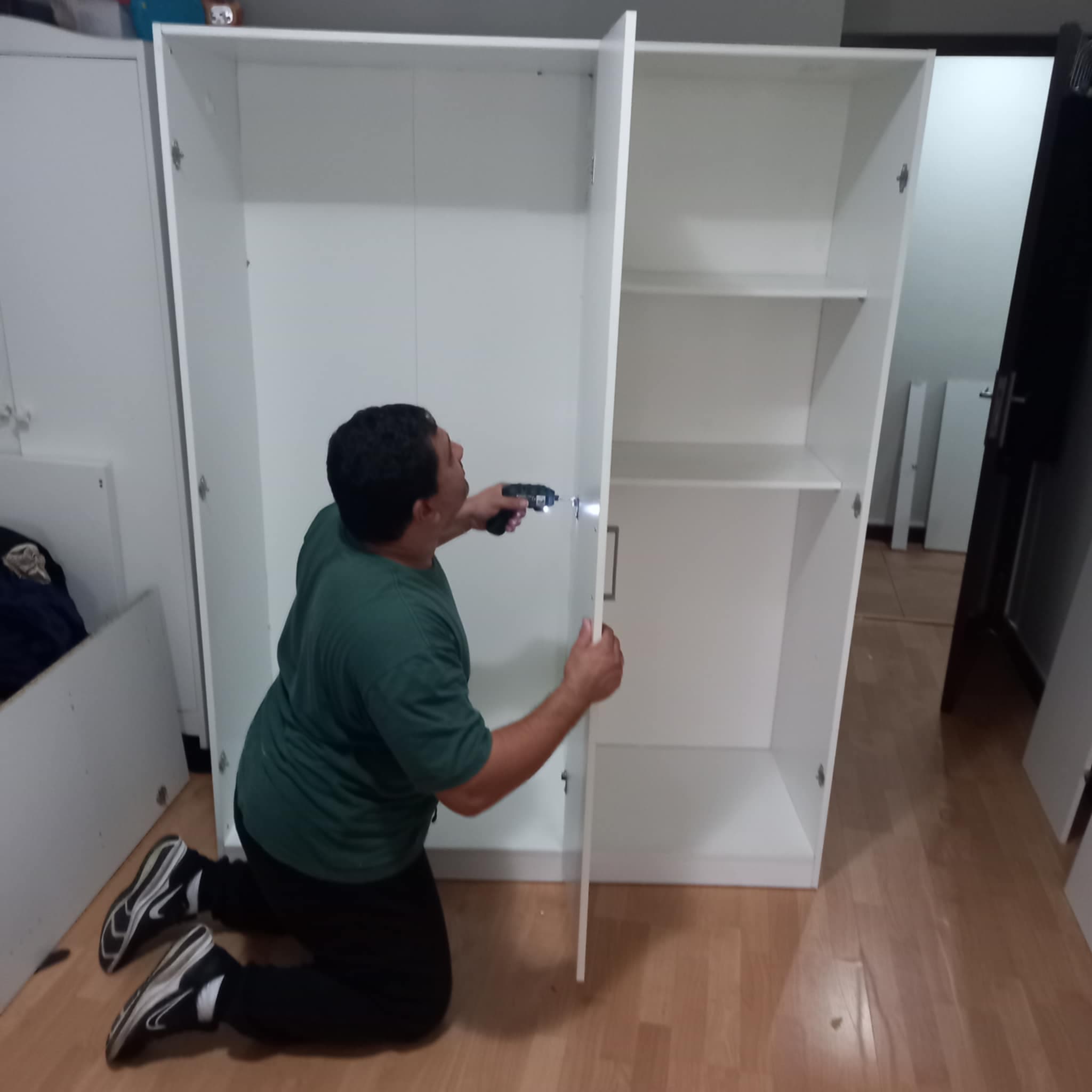 Profissional GS a montar roupeiro IKEA