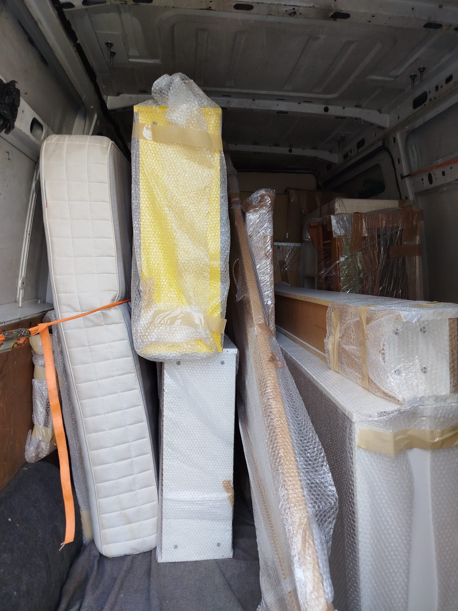 Móveis embalados e protegidos para transporte